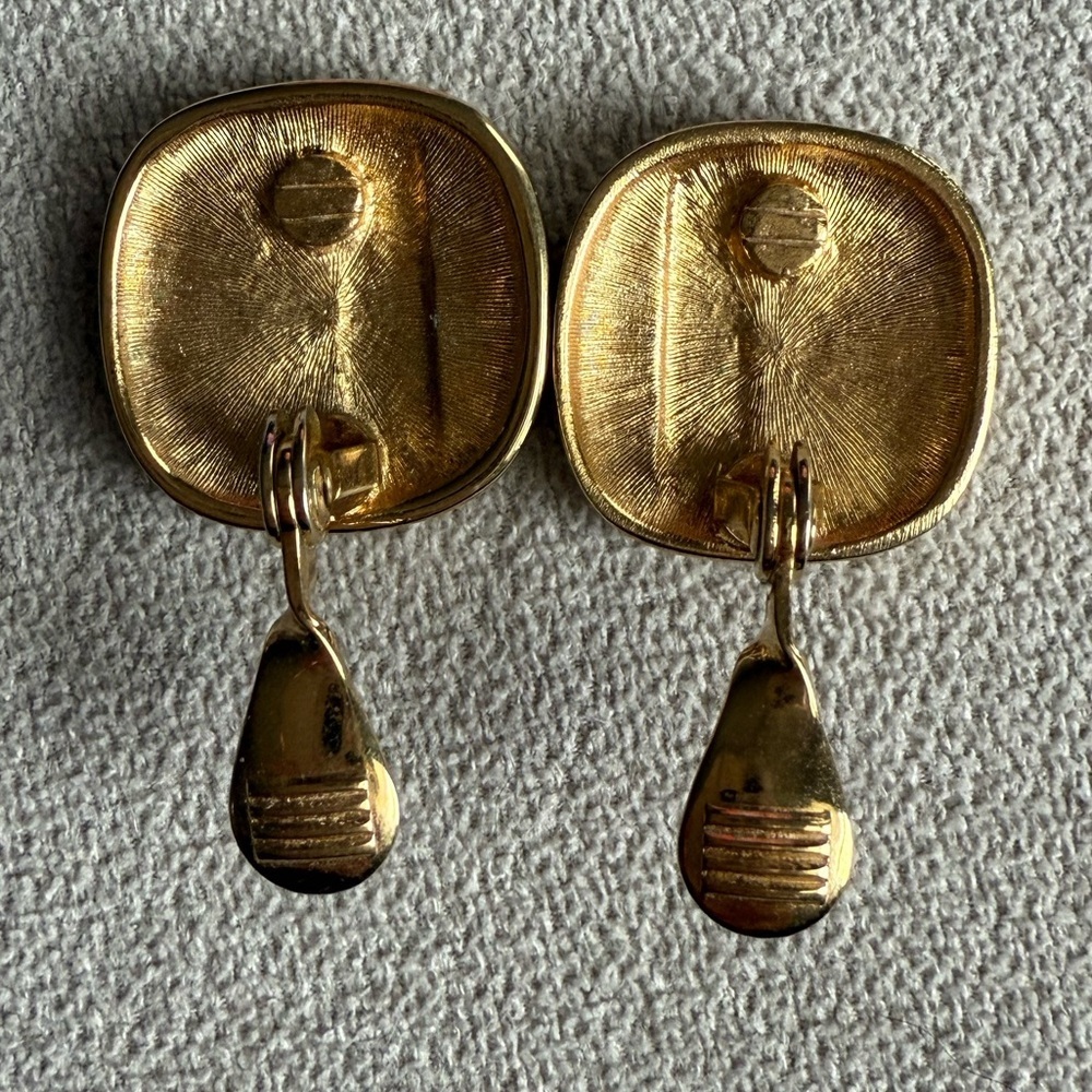 Vintage Monet Cream & Gold Clip-On Earrings – Retro Mod Style - Picture 4 of 11